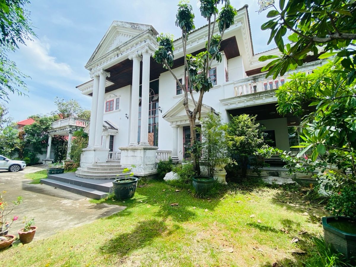 For SaleHouseOnnut, Udomsuk : Selling for only 28.9 million baht, large detached house for sale, 2 alleys intersecting each other. Wachiratham Sathit 44 – Sukhumvit 101/1 Phra Khanong, Bangkok, city center location, near BTS, near BITEC Bangna, True Digital Park and expressway entranc