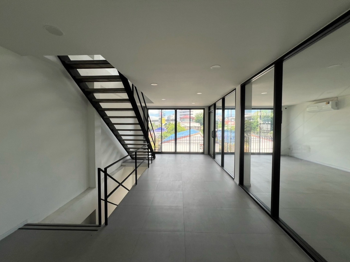 For RentHome OfficeOnnut, Udomsuk : Rental home office, single building, 3.5 floors, Udomsuk - Bang Na, Bangkok | 2 parking spaces | Rental business and register a broken company