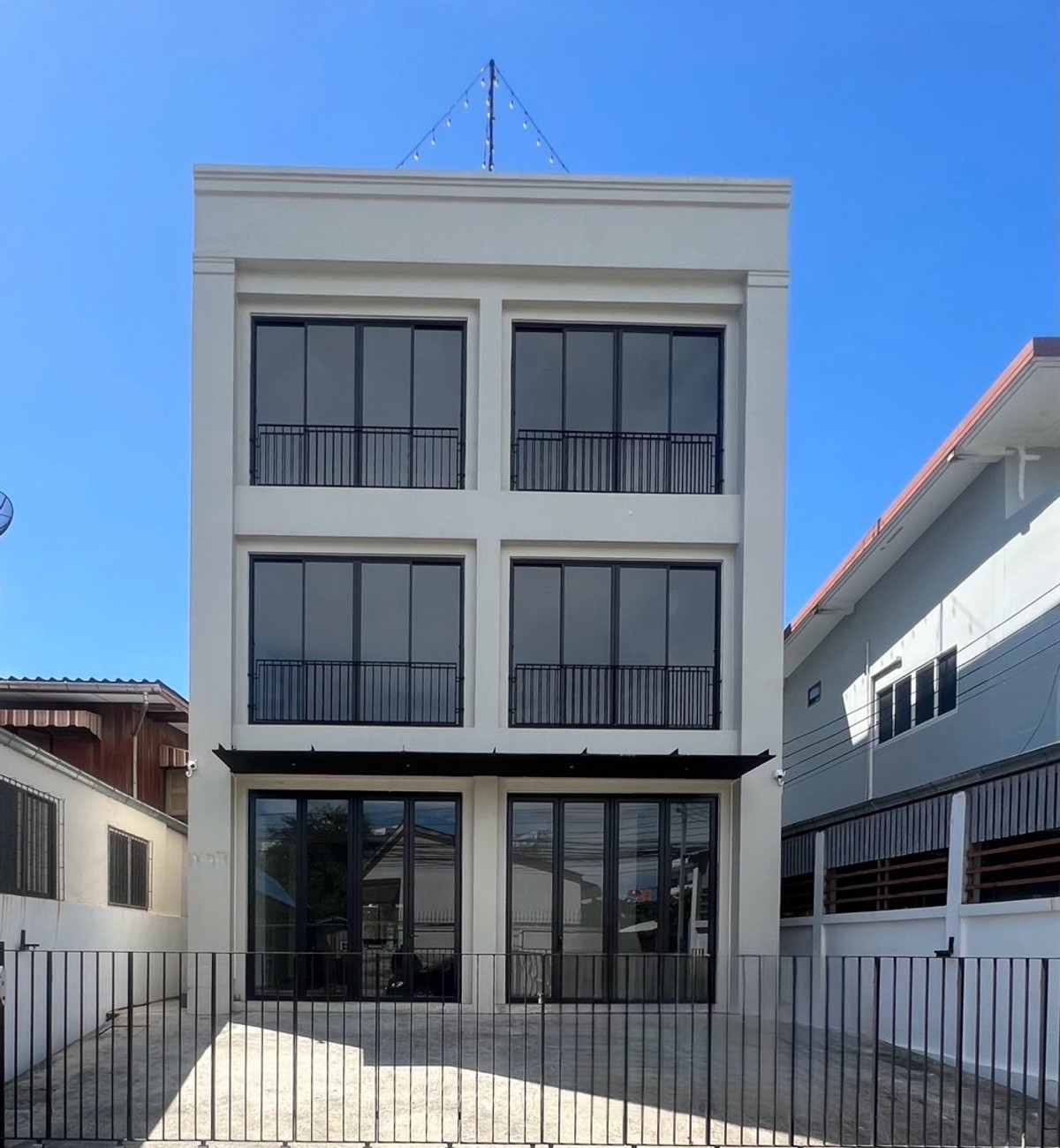 For RentHome OfficeOnnut, Udomsuk : Rental home office, single building, 3.5 floors, Udomsuk - Bang Na, Bangkok | 2 parking spaces | Rental business and register a broken company