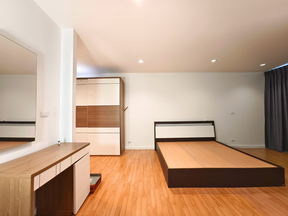 For SaleTownhomeLadkrabang, Suwannaphum Airport : Townhome for sale The Metro Rama 9 18.8 sq.w. 3.7 million baht, not noisy, railway, 3rd floor, 3 bedrooms, 3 bathrooms, 5 minutes to expressway and electric train. Owner selling himself