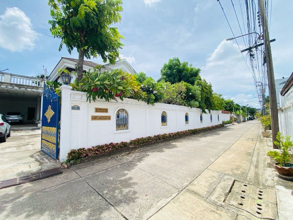 For SaleHouseOnnut, Udomsuk : Selling for only 28.9 million baht, large detached house for sale, 2 alleys intersecting each other. Wachiratham Sathit 44 – Sukhumvit 101/1 Phra Khanong, Bangkok, city center location, near BTS, near BITEC Bangna, True Digital Park and expressway entranc