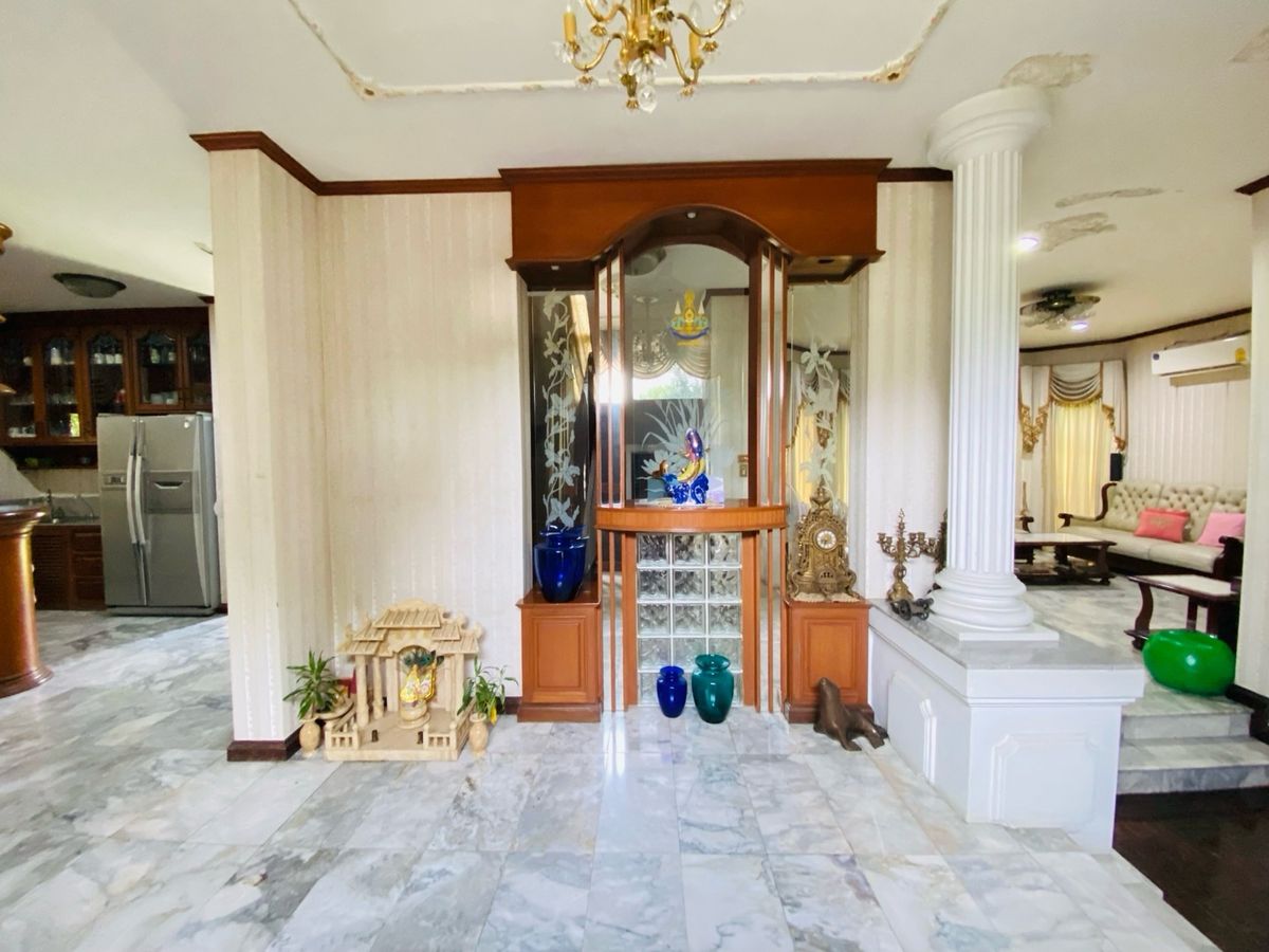 For SaleHouseOnnut, Udomsuk : Selling for only 28.9 million baht, large detached house for sale, 2 alleys intersecting each other. Wachiratham Sathit 44 – Sukhumvit 101/1 Phra Khanong, Bangkok, city center location, near BTS, near BITEC Bangna, True Digital Park and expressway entranc