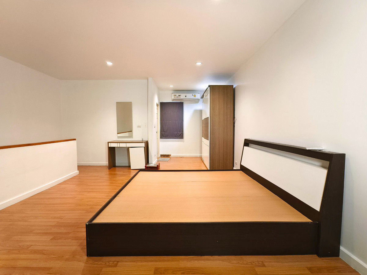 For SaleTownhomeLadkrabang, Suwannaphum Airport : Townhome for sale The Metro Rama 9 18.8 sq.w. 3.7 million baht, not noisy, railway, 3rd floor, 3 bedrooms, 3 bathrooms, 5 minutes to expressway and electric train. Owner selling himself