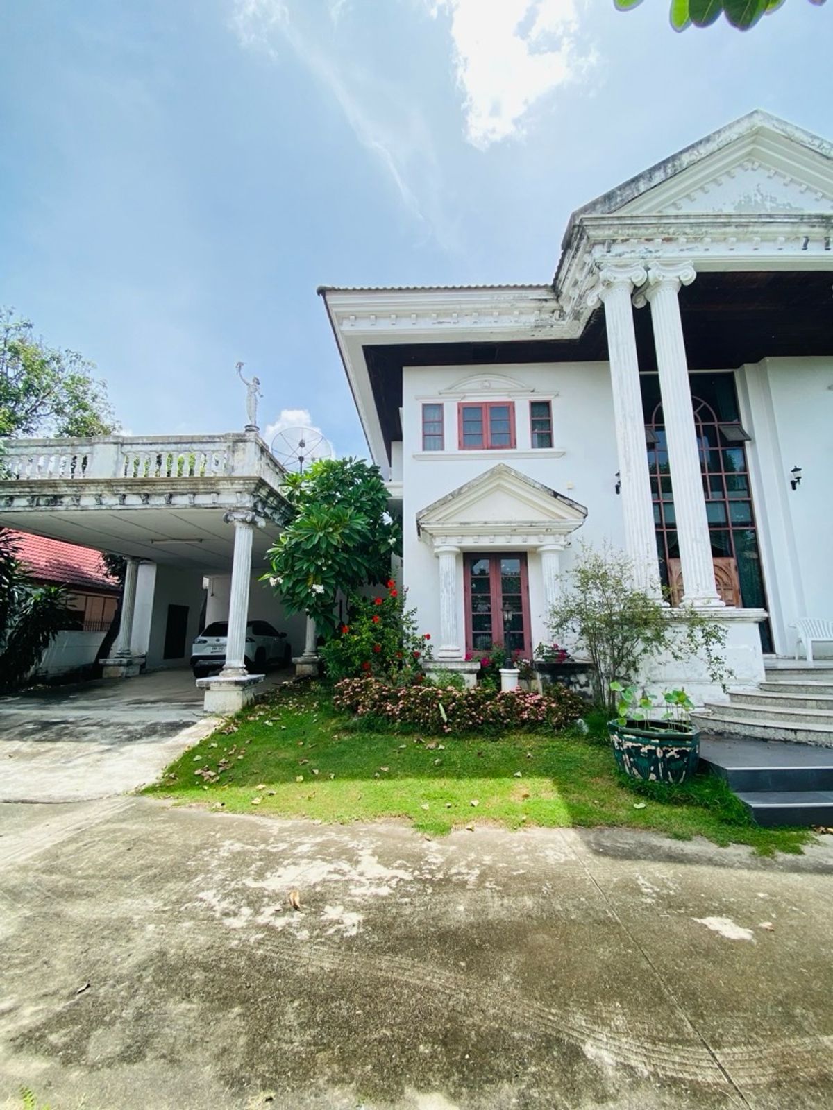 For SaleHouseOnnut, Udomsuk : Selling for only 28.9 million baht, large detached house for sale, 2 alleys intersecting each other. Wachiratham Sathit 44 – Sukhumvit 101/1 Phra Khanong, Bangkok, city center location, near BTS, near BITEC Bangna, True Digital Park and expressway entranc