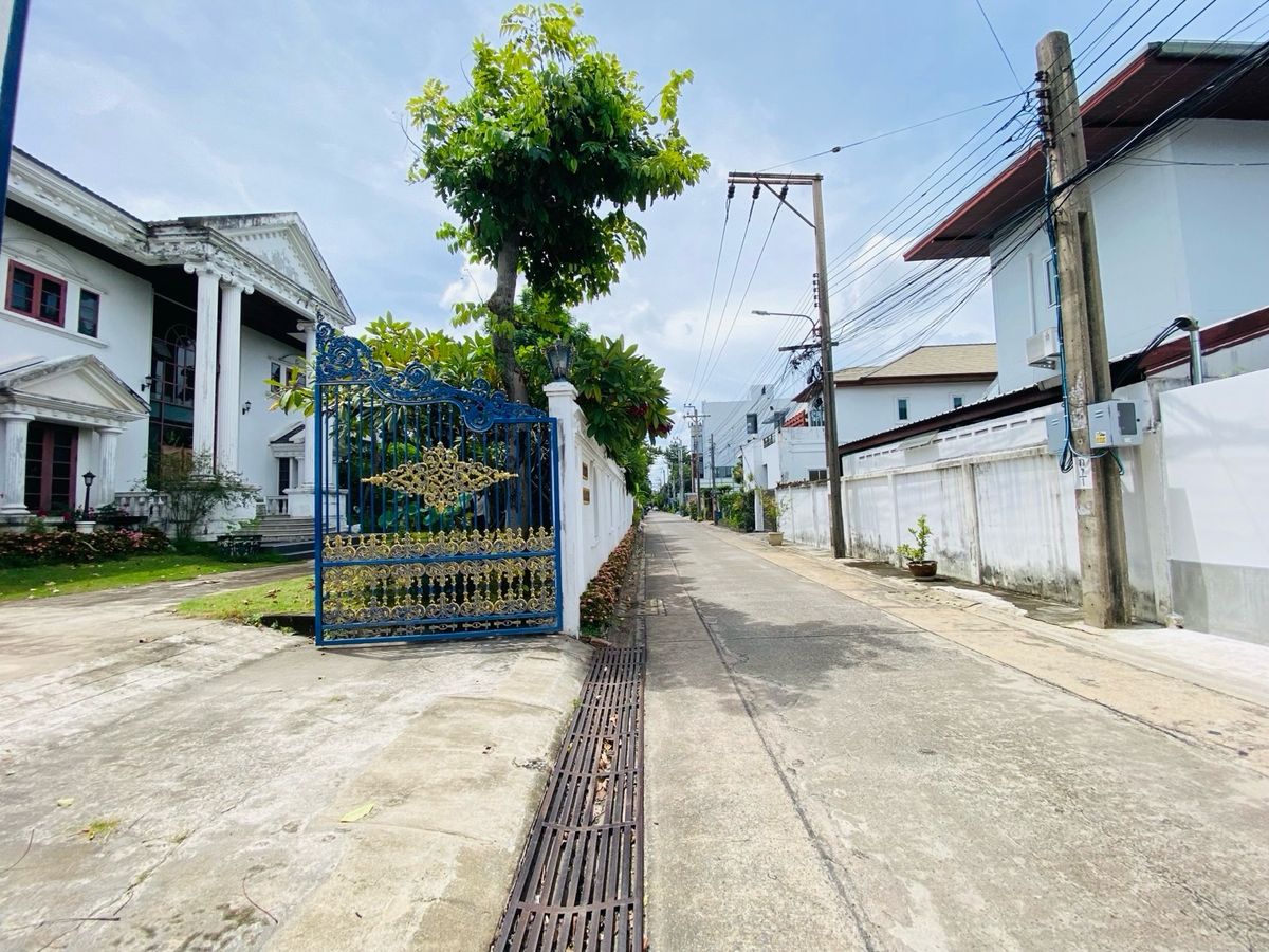For SaleHouseOnnut, Udomsuk : Selling for only 28.9 million baht, large detached house for sale, 2 alleys intersecting each other. Wachiratham Sathit 44 – Sukhumvit 101/1 Phra Khanong, Bangkok, city center location, near BTS, near BITEC Bangna, True Digital Park and expressway entranc