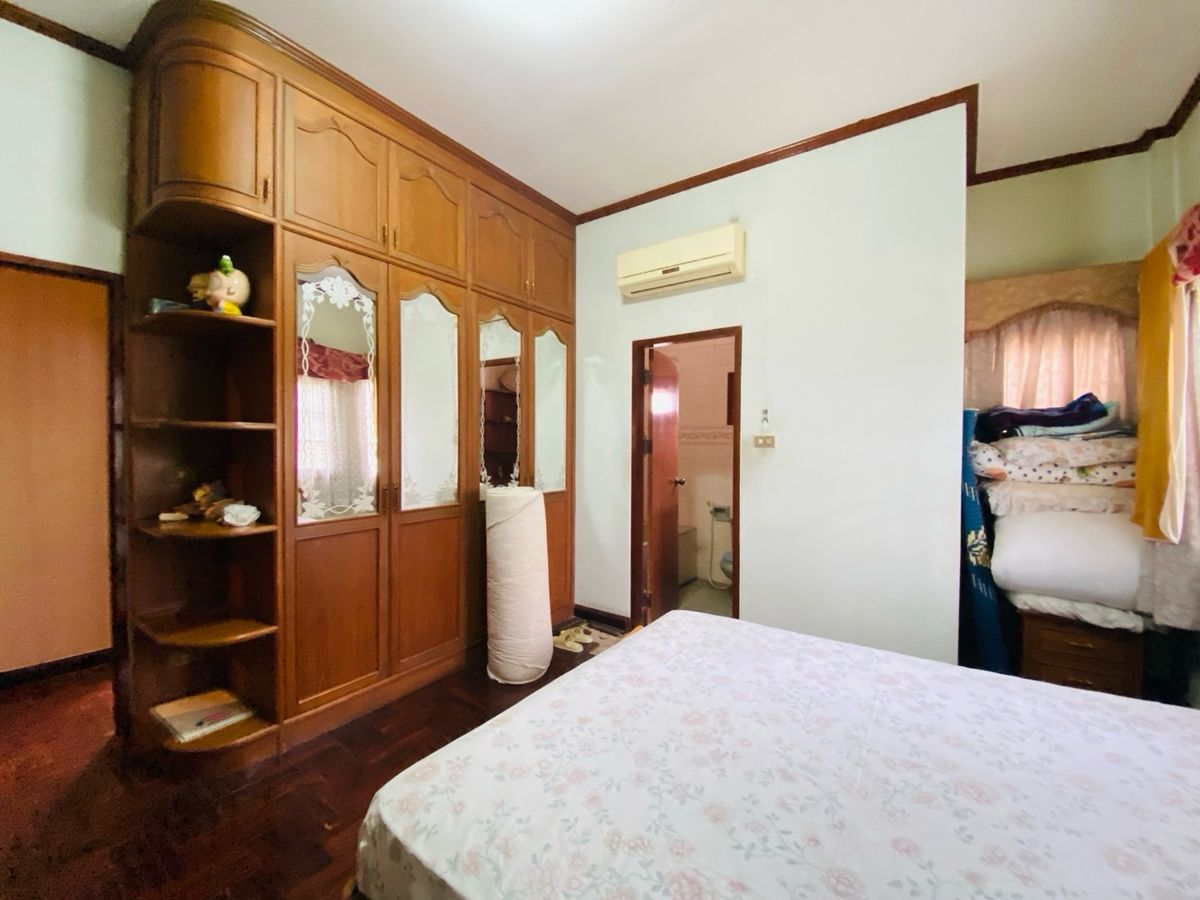 For SaleHouseOnnut, Udomsuk : Selling for only 28.9 million baht, large detached house for sale, 2 alleys intersecting each other. Wachiratham Sathit 44 – Sukhumvit 101/1 Phra Khanong, Bangkok, city center location, near BTS, near BITEC Bangna, True Digital Park and expressway entranc