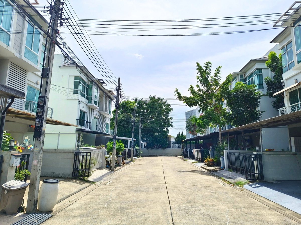 For SaleTownhomeLadkrabang, Suwannaphum Airport : Townhome for sale The Metro Rama 9 18.8 sq.w. 3.7 million baht, not noisy, railway, 3rd floor, 3 bedrooms, 3 bathrooms, 5 minutes to expressway and electric train. Owner selling himself
