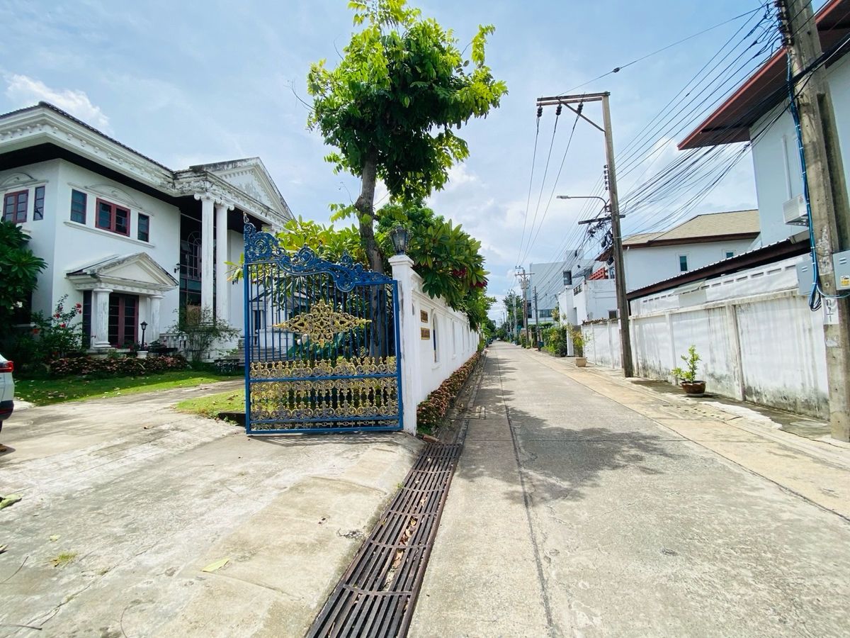 For SaleHouseOnnut, Udomsuk : Selling for only 28.9 million baht, large detached house for sale, 2 alleys intersecting each other. Wachiratham Sathit 44 – Sukhumvit 101/1 Phra Khanong, Bangkok, city center location, near BTS, near BITEC Bangna, True Digital Park and expressway entranc