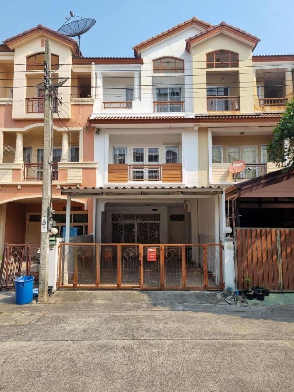 ให้เช่าทาวน์โฮมอ่อนนุช อุดมสุข : ให้เช่าทาวน์โฮม 3 ชั้น The Balcony Home อุดมสุข - ซ.เฉลิมพระเกียรติ ร.9 เฟอร์ฯครบ พร้อมเข้าอยู่ ใกล้ Mega Bangna