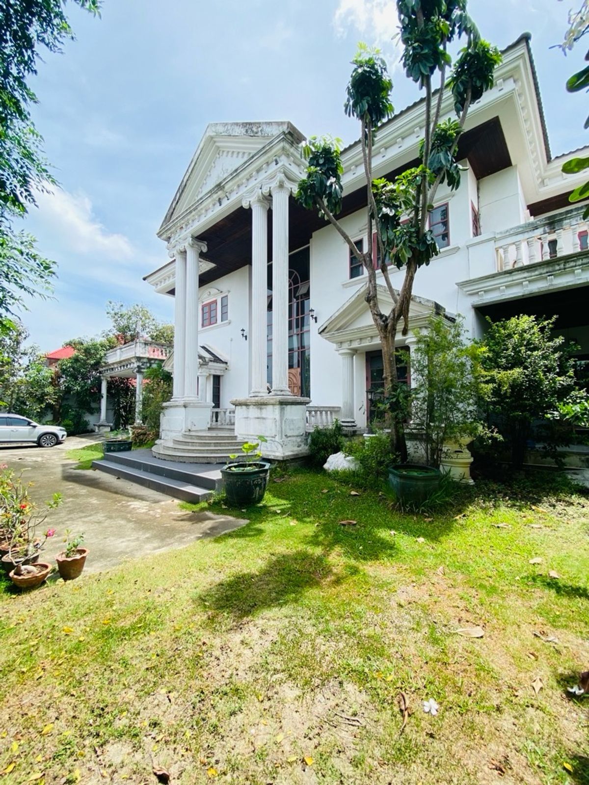 For SaleHouseOnnut, Udomsuk : Selling for only 28.9 million baht, large detached house for sale, 2 alleys intersecting each other. Wachiratham Sathit 44 – Sukhumvit 101/1 Phra Khanong, Bangkok, city center location, near BTS, near BITEC Bangna, True Digital Park and expressway entranc