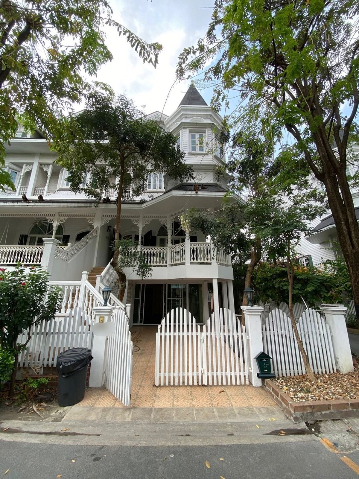 For SaleHouseSamut Prakan,Samrong : 🌟 Golden Investment Opportunity! Corner 4-Storey European-Style House with Tenant — Prime Location Only 400 m from BTS Bearing in Fantasia Villa 2