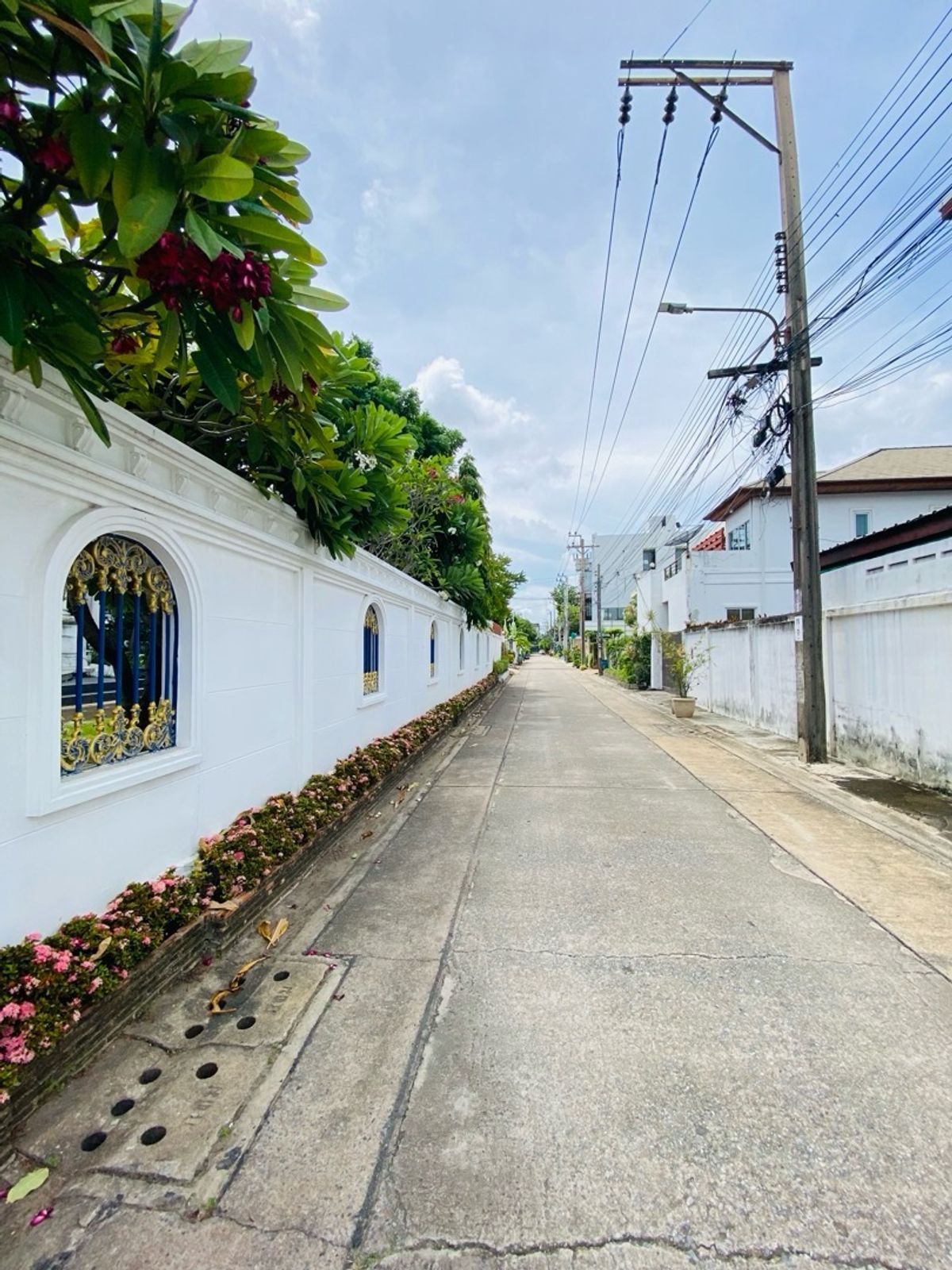 For SaleHouseOnnut, Udomsuk : Selling for only 28.9 million baht, large detached house for sale, 2 alleys intersecting each other. Wachiratham Sathit 44 – Sukhumvit 101/1 Phra Khanong, Bangkok, city center location, near BTS, near BITEC Bangna, True Digital Park and expressway entranc