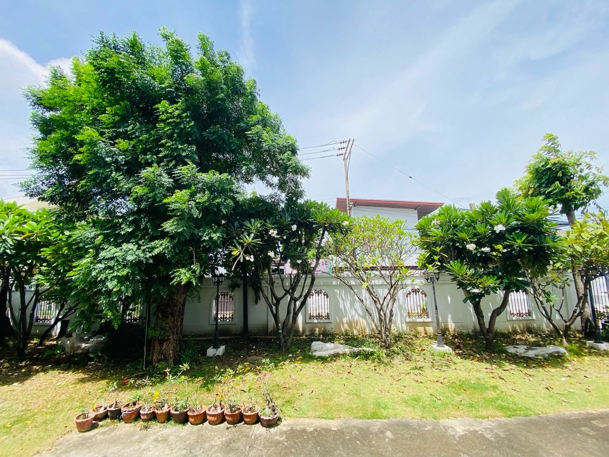 For SaleHouseOnnut, Udomsuk : Selling for only 28.9 million baht, large detached house for sale, 2 alleys intersecting each other. Wachiratham Sathit 44 – Sukhumvit 101/1 Phra Khanong, Bangkok, city center location, near BTS, near BITEC Bangna, True Digital Park and expressway entranc
