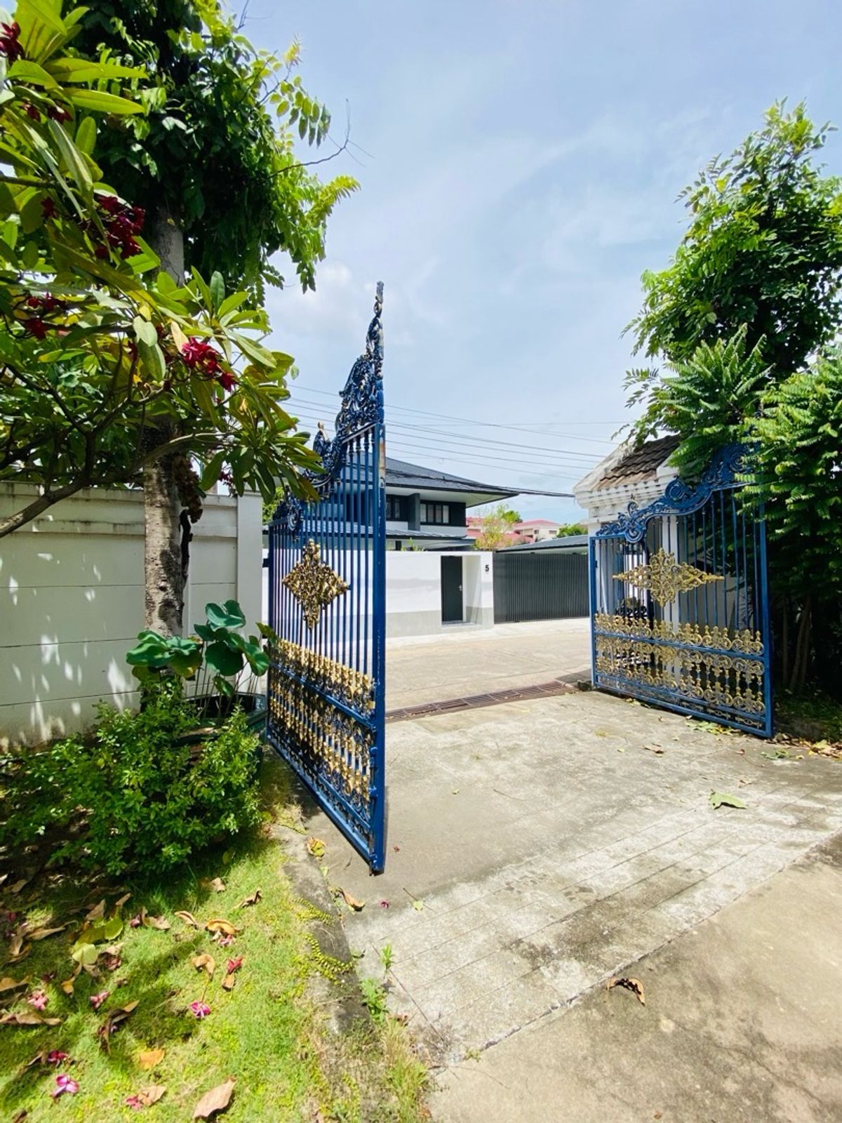 For SaleHouseOnnut, Udomsuk : Selling for only 28.9 million baht, large detached house for sale, 2 alleys intersecting each other. Wachiratham Sathit 44 – Sukhumvit 101/1 Phra Khanong, Bangkok, city center location, near BTS, near BITEC Bangna, True Digital Park and expressway entranc