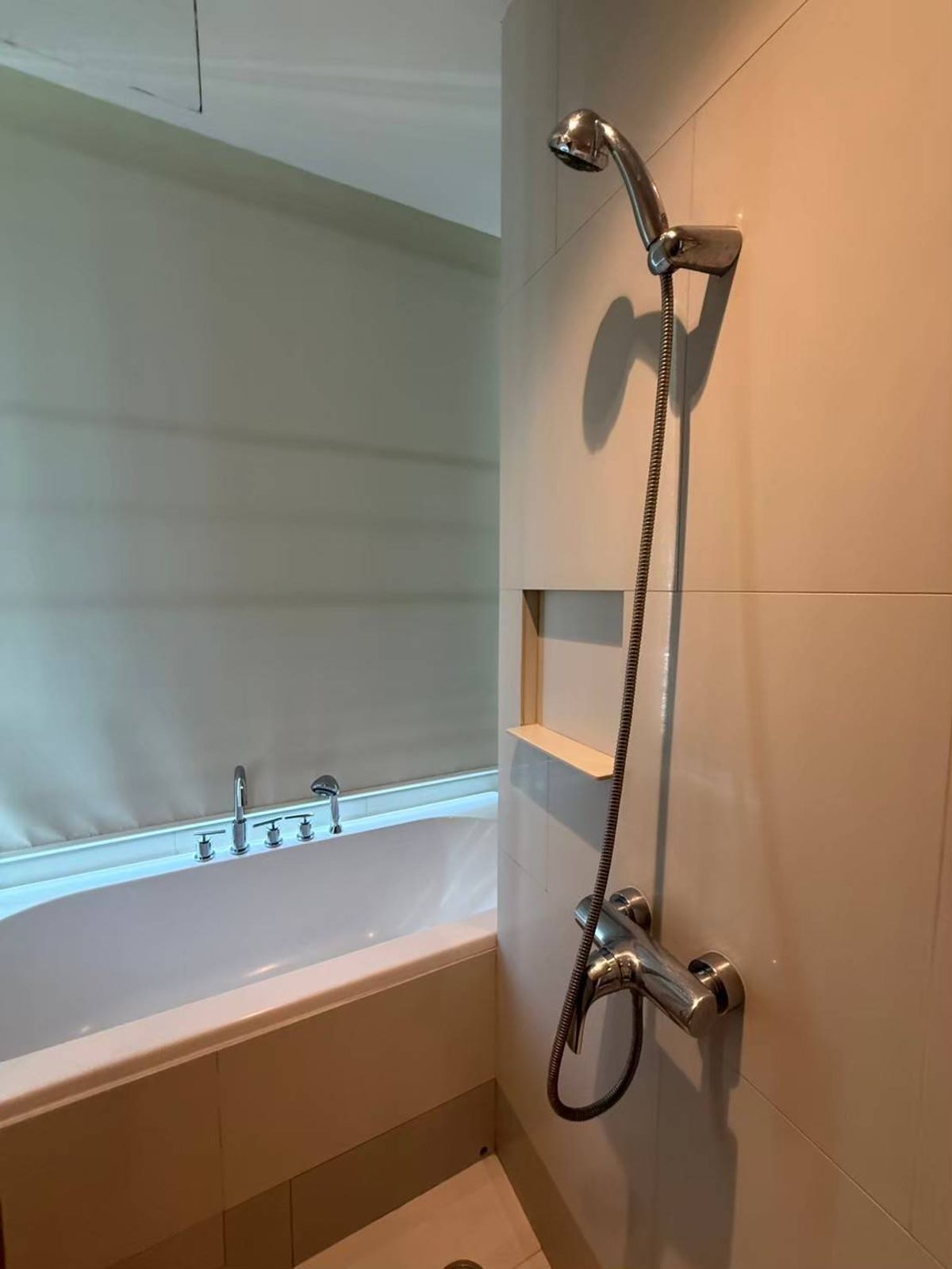 ให้เช่าคอนโดราชเทวี พญาไท : เช่าด่วน! ราคาต่อรองได้ค่ะ ขอคนจบจริง สภาพดี ตำแหน่งดี Prime Location สุด ๆ ห้องใหญ่ ไซต์ใหญ่ ตึกดูแลดี นิติดี ปลอดภัยค่ะ สนใจติดต่อ 0876358339