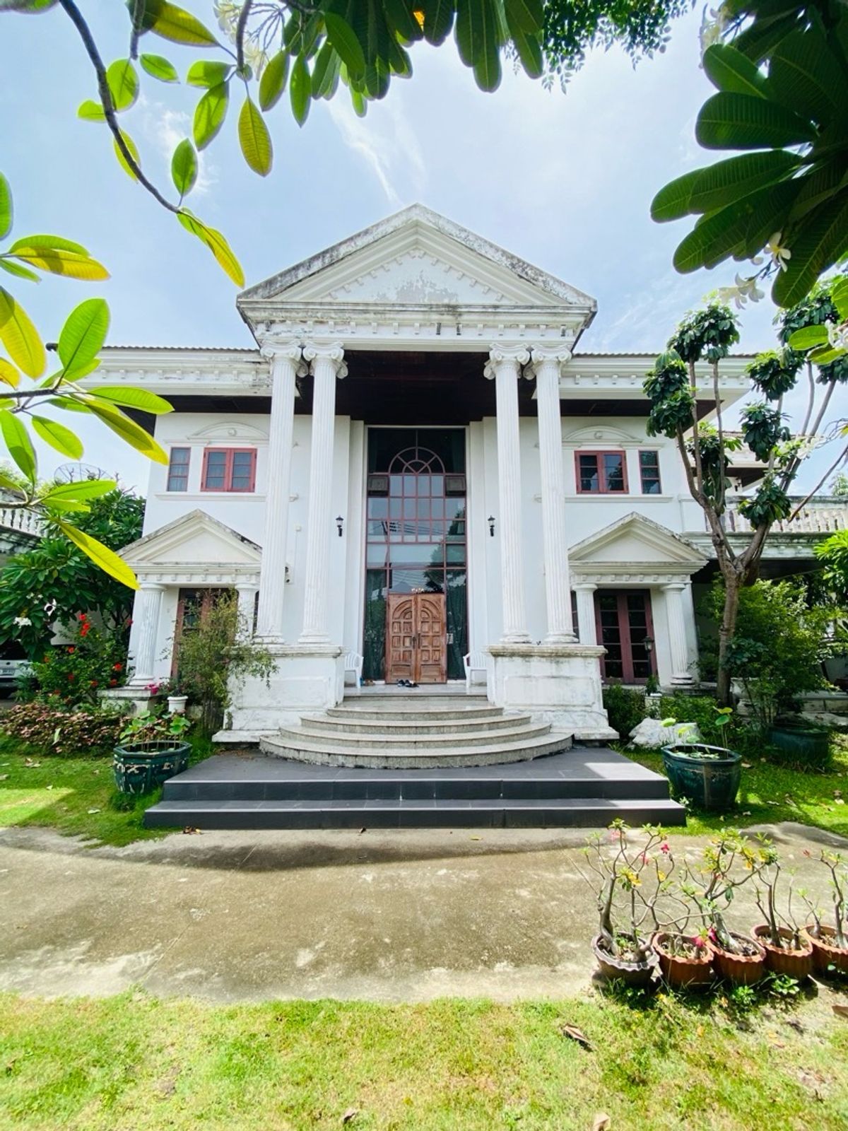 For SaleHouseOnnut, Udomsuk : Selling for only 28.9 million baht, large detached house for sale, 2 alleys intersecting each other. Wachiratham Sathit 44 – Sukhumvit 101/1 Phra Khanong, Bangkok, city center location, near BTS, near BITEC Bangna, True Digital Park and expressway entranc