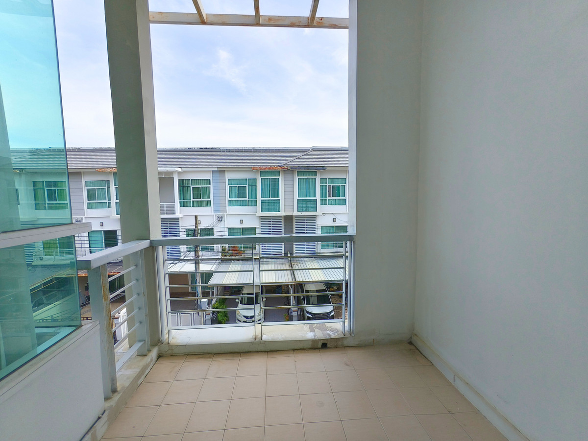 For SaleTownhomeLadkrabang, Suwannaphum Airport : Townhome for sale The Metro Rama 9 18.8 sq.w. 3.7 million baht, not noisy, railway, 3rd floor, 3 bedrooms, 3 bathrooms, 5 minutes to expressway and electric train. Owner selling himself
