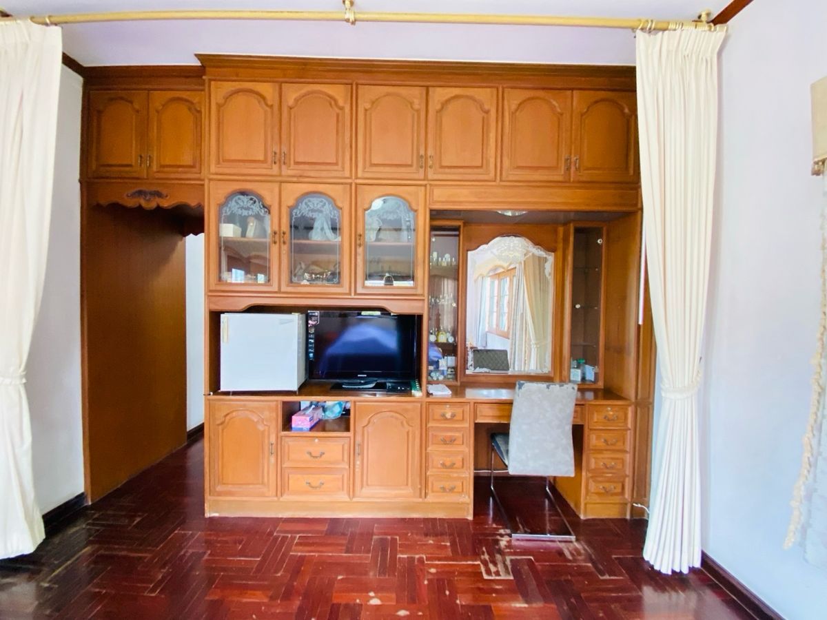 For SaleHouseOnnut, Udomsuk : Selling for only 28.9 million baht, large detached house for sale, 2 alleys intersecting each other. Wachiratham Sathit 44 – Sukhumvit 101/1 Phra Khanong, Bangkok, city center location, near BTS, near BITEC Bangna, True Digital Park and expressway entranc