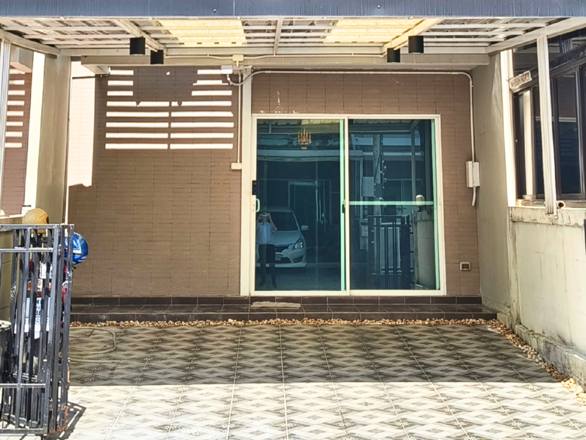 For SaleTownhomeLadkrabang, Suwannaphum Airport : Townhome for sale The Metro Rama 9 18.8 sq.w. 3.7 million baht, not noisy, railway, 3rd floor, 3 bedrooms, 3 bathrooms, 5 minutes to expressway and electric train. Owner selling himself
