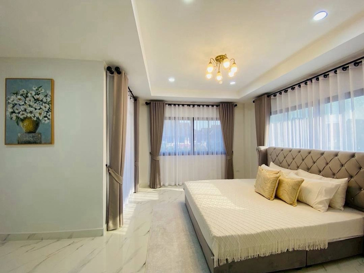 ขายบ้านเสรีไทย-นิด้า : อารีนา การ์เด้นท์ ขาย บ้านสวย ใหม่กริบ โลเกชั่น เสรีไทย-สวนสยาม 