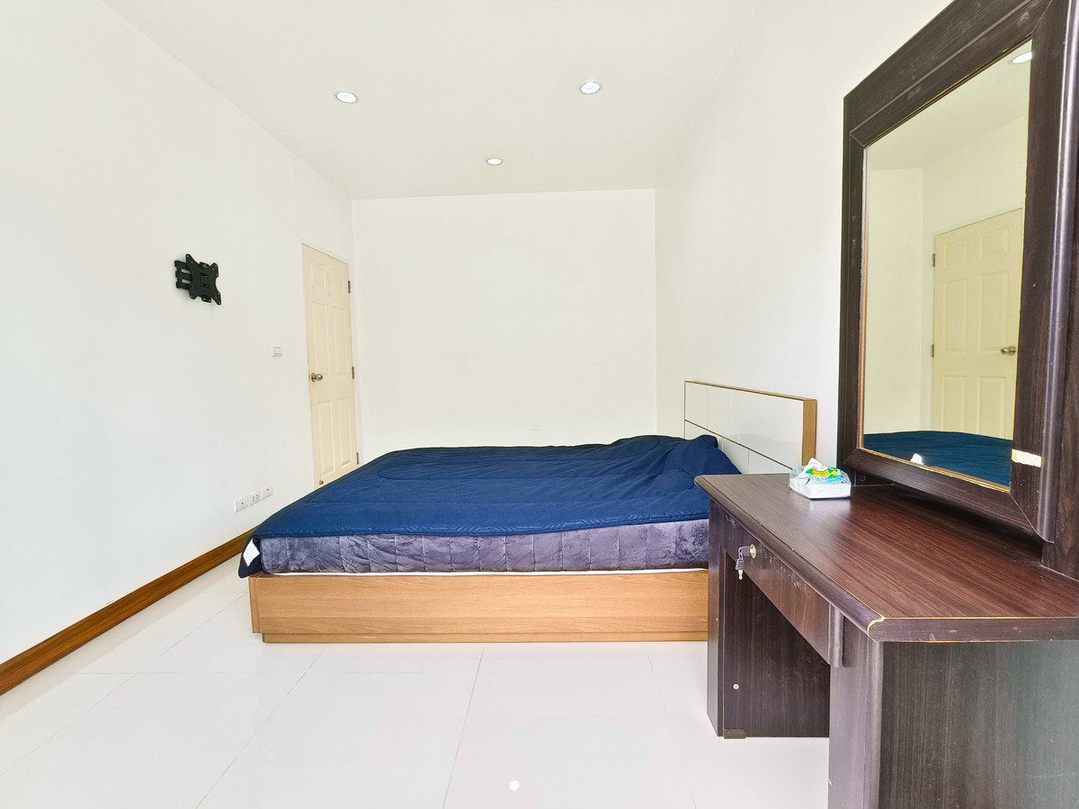 For SaleTownhomeLadkrabang, Suwannaphum Airport : Townhome for sale The Metro Rama 9 18.8 sq.w. 3.7 million baht, not noisy, railway, 3rd floor, 3 bedrooms, 3 bathrooms, 5 minutes to expressway and electric train. Owner selling himself