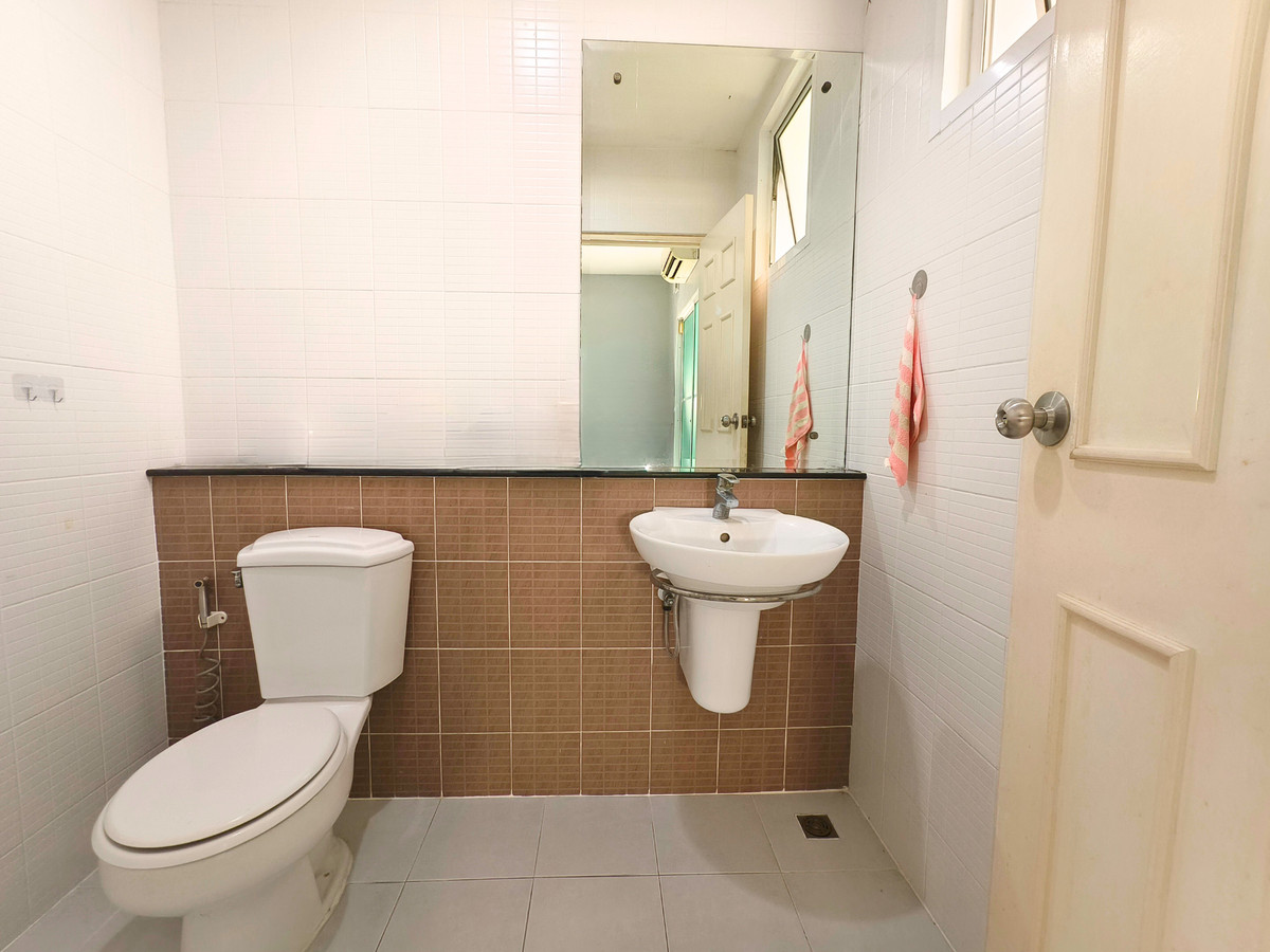 For SaleTownhomeLadkrabang, Suwannaphum Airport : Townhome for sale The Metro Rama 9 18.8 sq.w. 3.7 million baht, not noisy, railway, 3rd floor, 3 bedrooms, 3 bathrooms, 5 minutes to expressway and electric train. Owner selling himself