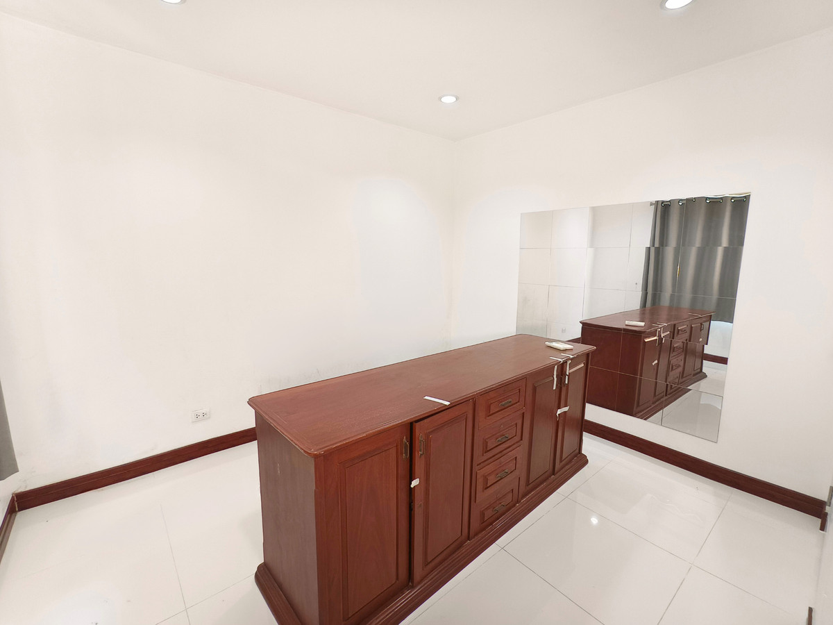 For SaleTownhomeLadkrabang, Suwannaphum Airport : Townhome for sale The Metro Rama 9 18.8 sq.w. 3.7 million baht, not noisy, railway, 3rd floor, 3 bedrooms, 3 bathrooms, 5 minutes to expressway and electric train. Owner selling himself