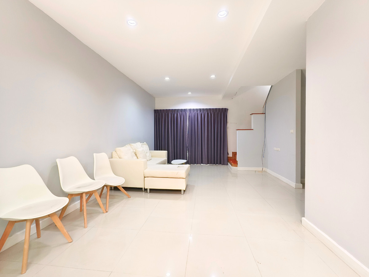 For SaleTownhomeLadkrabang, Suwannaphum Airport : Townhome for sale The Metro Rama 9 18.8 sq.w. 3.7 million baht, not noisy, railway, 3rd floor, 3 bedrooms, 3 bathrooms, 5 minutes to expressway and electric train. Owner selling himself