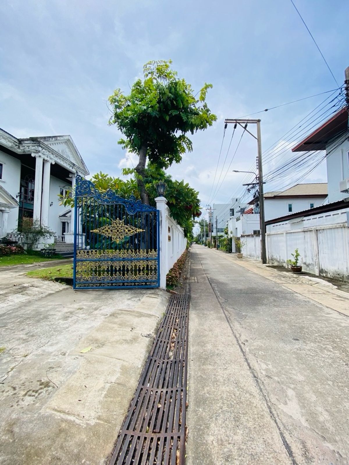 For SaleHouseOnnut, Udomsuk : Selling for only 28.9 million baht, large detached house for sale, 2 alleys intersecting each other. Wachiratham Sathit 44 – Sukhumvit 101/1 Phra Khanong, Bangkok, city center location, near BTS, near BITEC Bangna, True Digital Park and expressway entranc