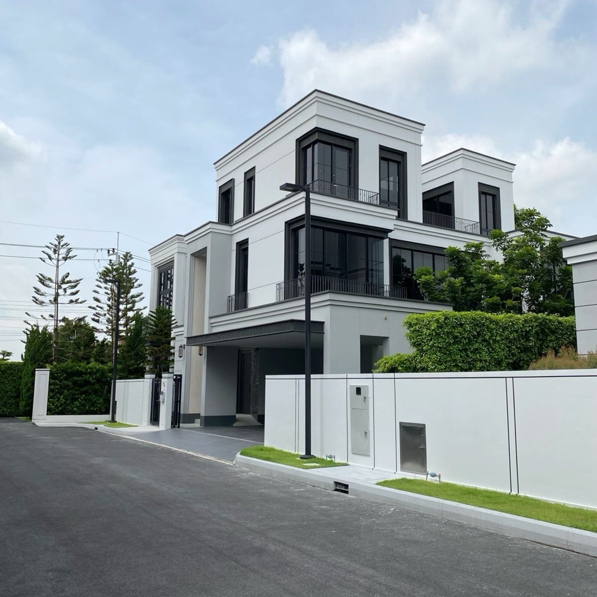 ขายบ้านพัฒนาการ ศรีนครินทร์ : พร้อมอยู่หลังสุดท้าย! Malton Gates กรุงเทพกรีฑา บ้านหรู3ชั้นพร้อมลิฟต์