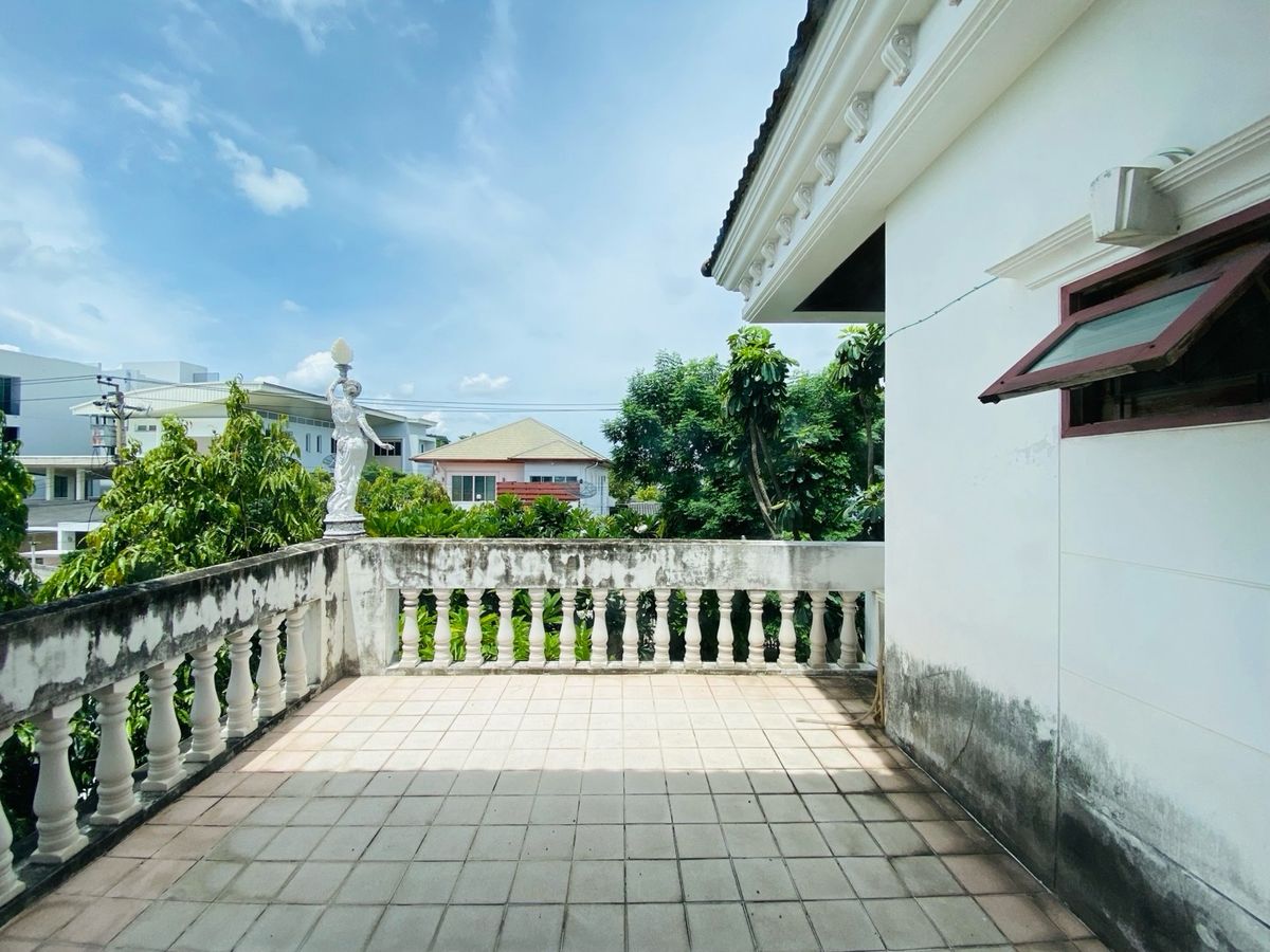 For SaleHouseOnnut, Udomsuk : Selling for only 28.9 million baht, large detached house for sale, 2 alleys intersecting each other. Wachiratham Sathit 44 – Sukhumvit 101/1 Phra Khanong, Bangkok, city center location, near BTS, near BITEC Bangna, True Digital Park and expressway entranc