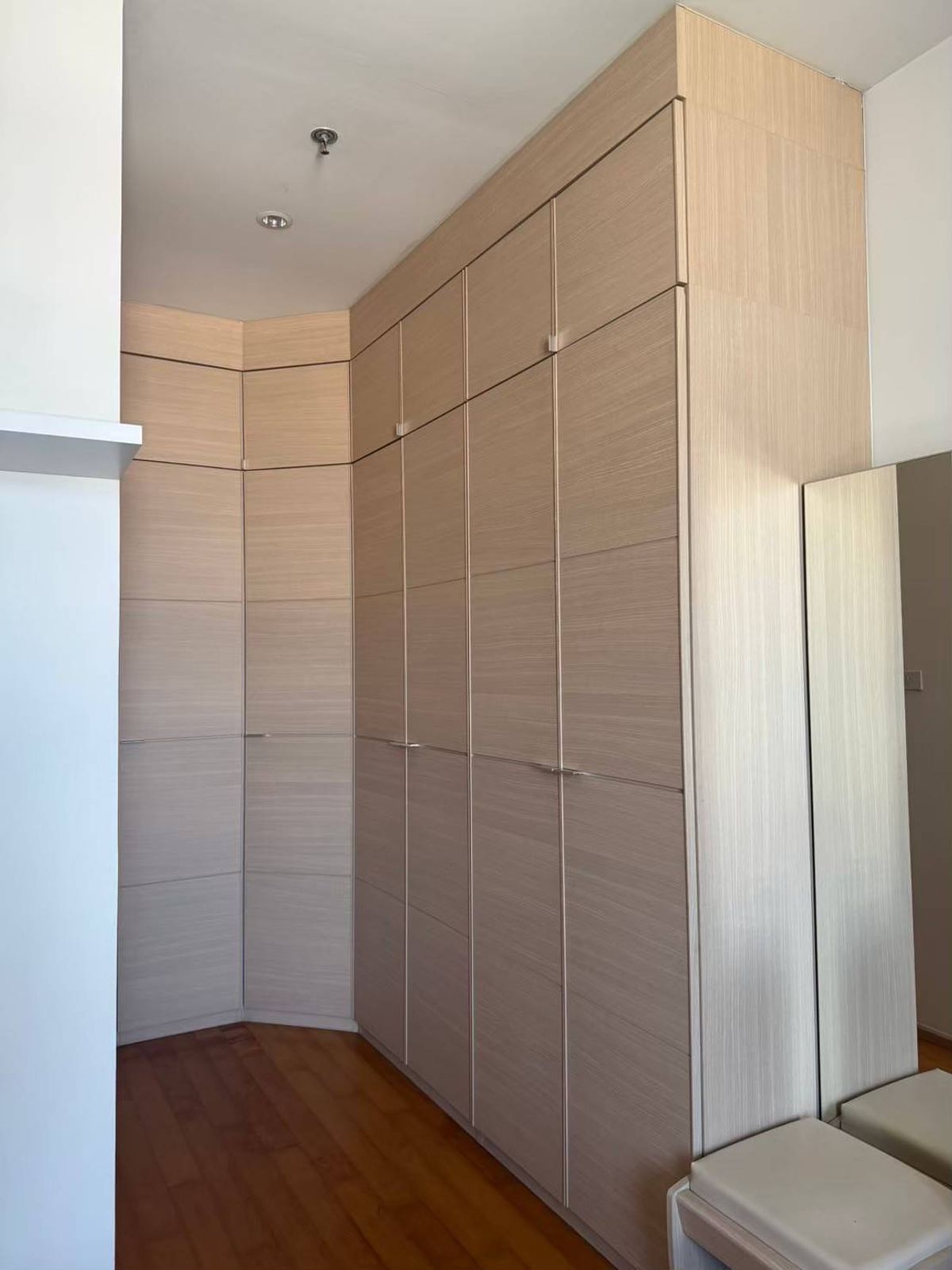 ให้เช่าคอนโดราชเทวี พญาไท : เช่าด่วน! ราคาต่อรองได้ค่ะ ขอคนจบจริง สภาพดี ตำแหน่งดี Prime Location สุด ๆ ห้องใหญ่ ไซต์ใหญ่ ตึกดูแลดี นิติดี ปลอดภัยค่ะ สนใจติดต่อ 0876358339