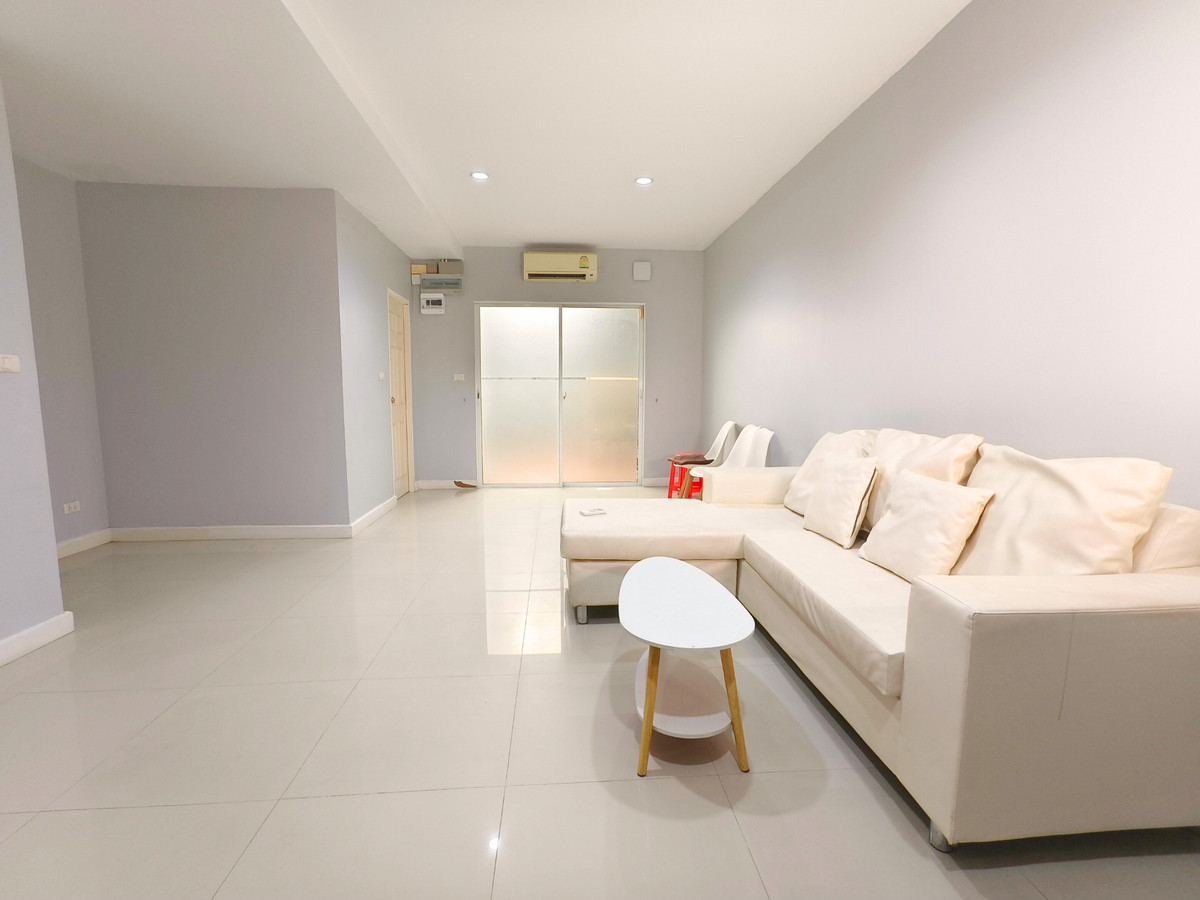 For SaleTownhomeLadkrabang, Suwannaphum Airport : Townhome for sale The Metro Rama 9 18.8 sq.w. 3.7 million baht, not noisy, railway, 3rd floor, 3 bedrooms, 3 bathrooms, 5 minutes to expressway and electric train. Owner selling himself