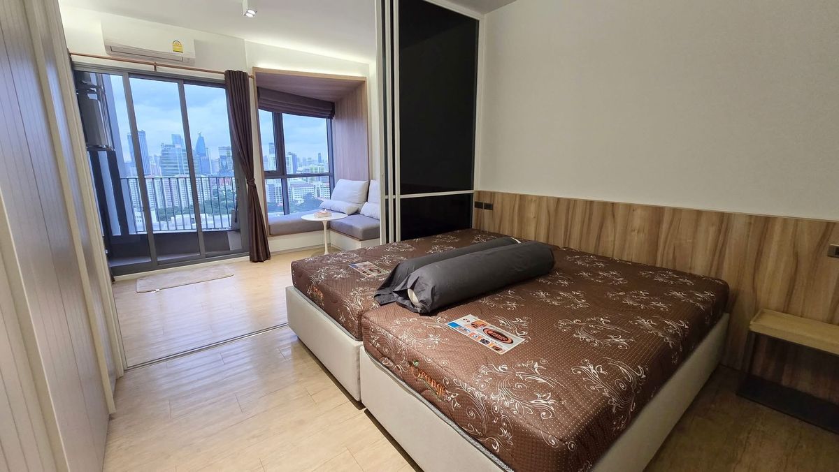 For RentCondoSiam Paragon ,Chulalongkorn,Samyan : 🎓🎓 Triple Y Residence Condo on Sam Yan Department Store Walk across the crosswalk to Chula. 🤩 #Uni00900