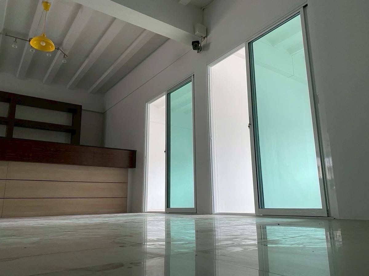 For RentShop HouseLadprao101, Happy Land, The Mall Bang Kapi : Renting a commercial building, a 4.5 -story commercial building + 2 rooftops, hit the high ceiling, parking near the BTS, the yellow line can be rented to do offices and registered the company.