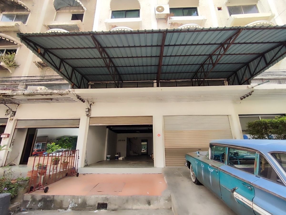 For RentShop HouseLadprao101, Happy Land, The Mall Bang Kapi : Renting a commercial building, a 4.5 -story commercial building + 2 rooftops, hit the high ceiling, parking near the BTS, the yellow line can be rented to do offices and registered the company.