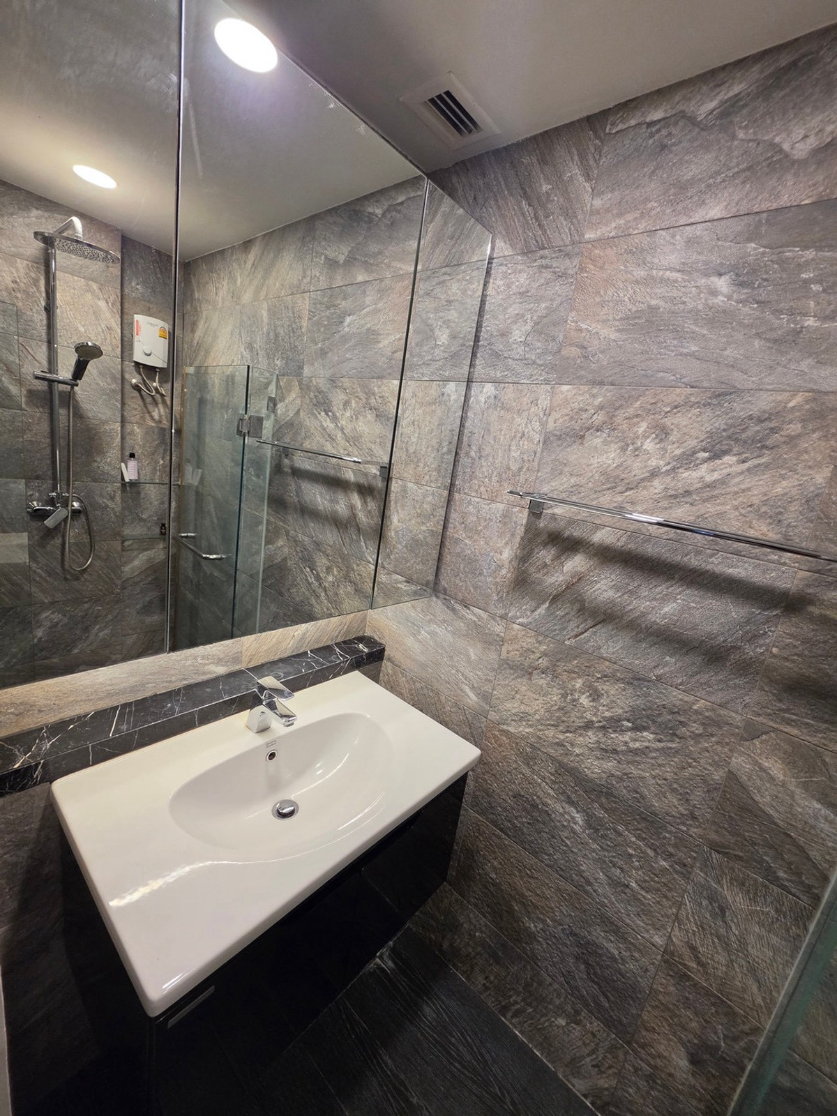 ให้เช่าคอนโดสะพานควาย จตุจักร : ★Rhythm Phahol - Ari★ ขนาด 46 ตรม .ชั้น 28 ★ใกล้ BTS อารีย์★บิ๊กซี สะพานควาย, Villa Market★การเดินทางสะดวกมากมาย★เครื่องใช้ไฟฟ้าครบครัน