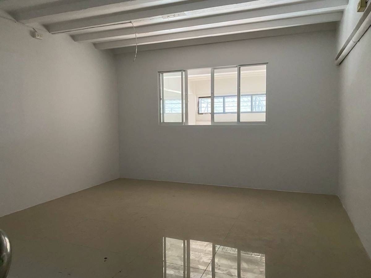 For RentShop HouseLadprao101, Happy Land, The Mall Bang Kapi : Renting a commercial building, a 4.5 -story commercial building + 2 rooftops, hit the high ceiling, parking near the BTS, the yellow line can be rented to do offices and registered the company.