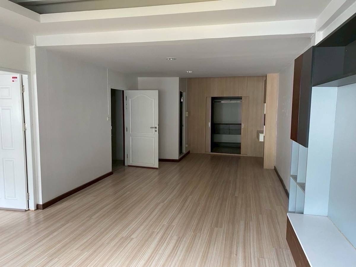 For RentShop HouseLadprao101, Happy Land, The Mall Bang Kapi : Renting a commercial building, a 4.5 -story commercial building + 2 rooftops, hit the high ceiling, parking near the BTS, the yellow line can be rented to do offices and registered the company.