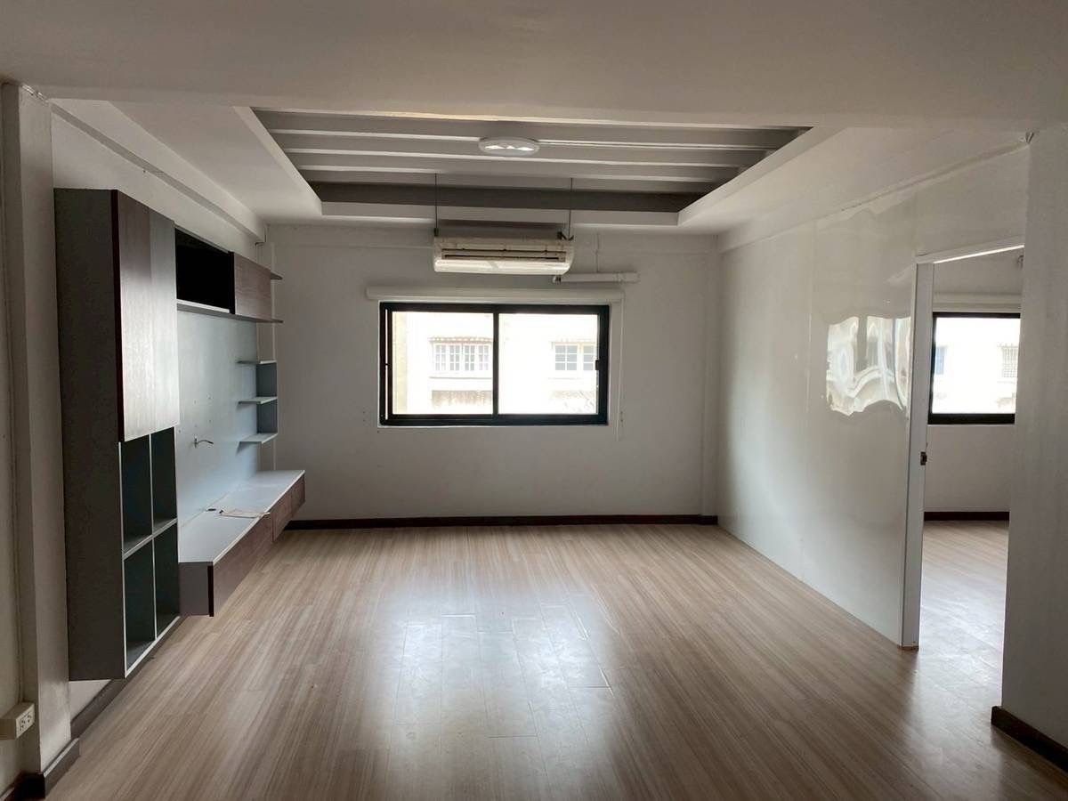 For RentShop HouseLadprao101, Happy Land, The Mall Bang Kapi : Renting a commercial building, a 4.5 -story commercial building + 2 rooftops, hit the high ceiling, parking near the BTS, the yellow line can be rented to do offices and registered the company.