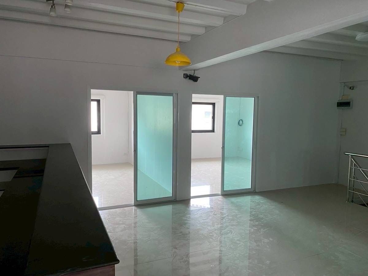 For RentShop HouseLadprao101, Happy Land, The Mall Bang Kapi : Renting a commercial building, a 4.5 -story commercial building + 2 rooftops, hit the high ceiling, parking near the BTS, the yellow line can be rented to do offices and registered the company.