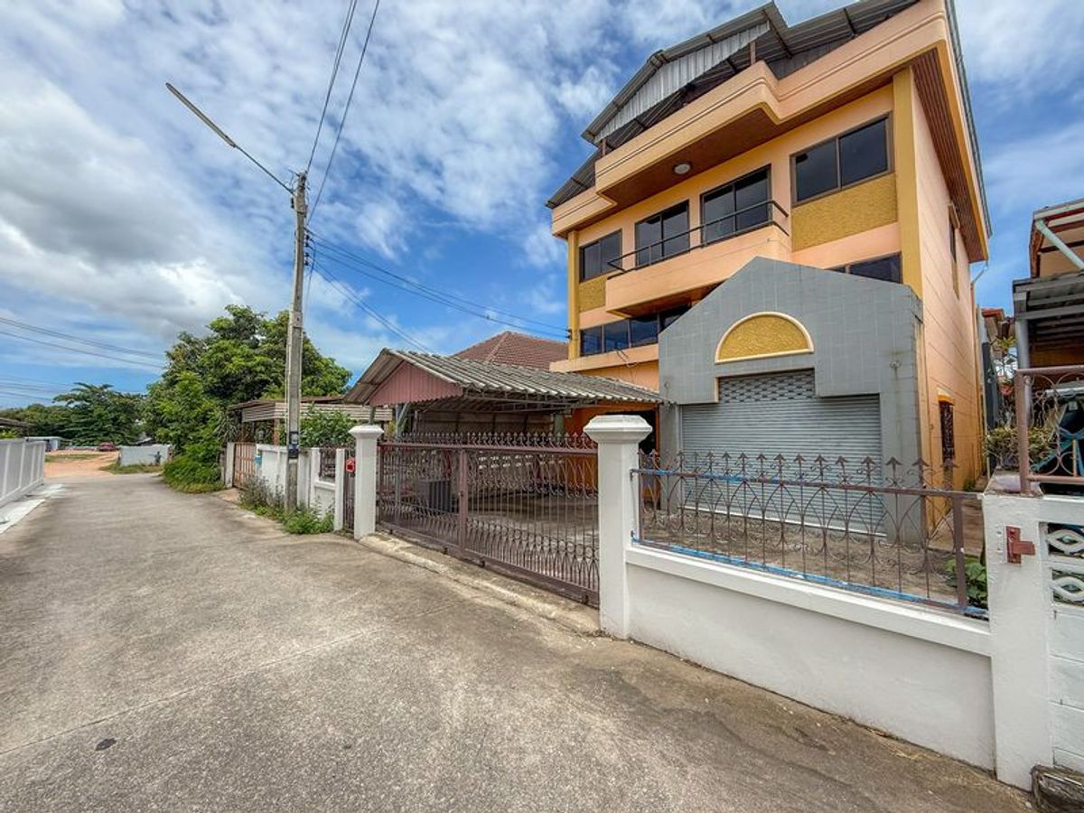 ขายบ้านศรีราชา แหลมฉบัง บ้านบึง : ขายบ้านเดี่ยวศรีราชา 3 ชั้น หลังใหญ่ พื้นที่เยอะ เขตชุมชนวังหิน 