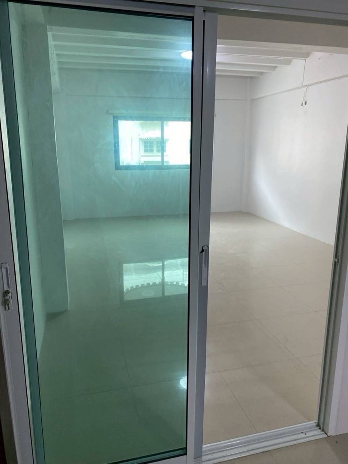 For RentShop HouseLadprao101, Happy Land, The Mall Bang Kapi : Renting a commercial building, a 4.5 -story commercial building + 2 rooftops, hit the high ceiling, parking near the BTS, the yellow line can be rented to do offices and registered the company.