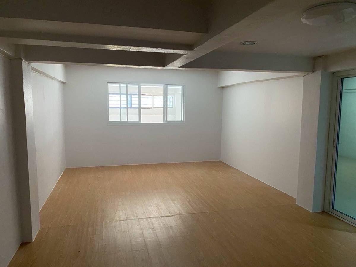 For RentShop HouseLadprao101, Happy Land, The Mall Bang Kapi : Renting a commercial building, a 4.5 -story commercial building + 2 rooftops, hit the high ceiling, parking near the BTS, the yellow line can be rented to do offices and registered the company.