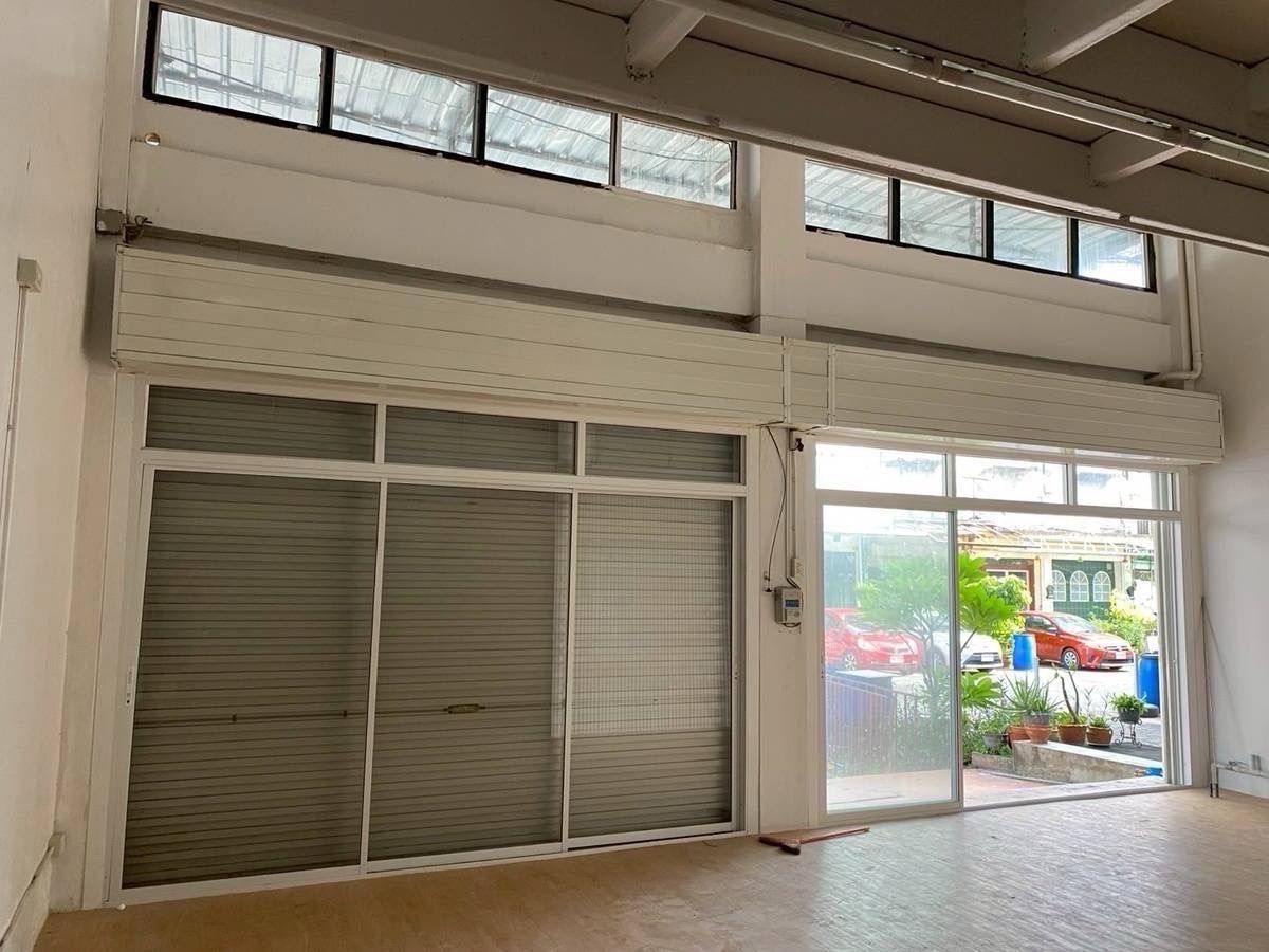 For RentShop HouseLadprao101, Happy Land, The Mall Bang Kapi : Renting a commercial building, a 4.5 -story commercial building + 2 rooftops, hit the high ceiling, parking near the BTS, the yellow line can be rented to do offices and registered the company.