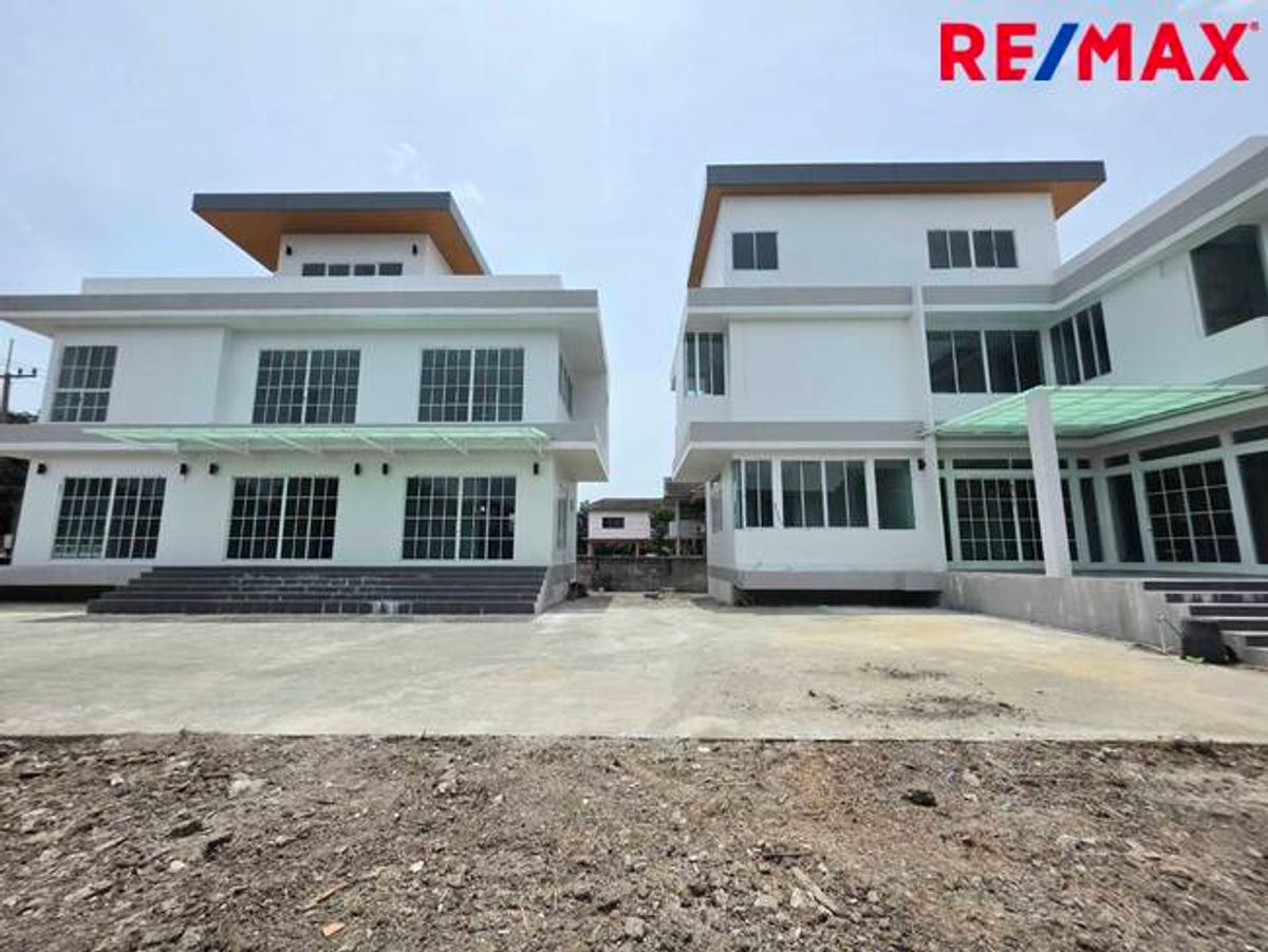 ขายบ้านปทุมธานี รังสิต ธรรมศาสตร์ : บ้าน/ออฟฟิศสร้างใหม่ 3 ชั้น (2 อาคาร) พื้นที่ใช้สอย 930 ตร.ม. พร้อมจอดรถได้กว่า 10 คัน บนทำเลใกล้ BTS แยกคปอ. และดอนเมืองเพียง 5 นาที