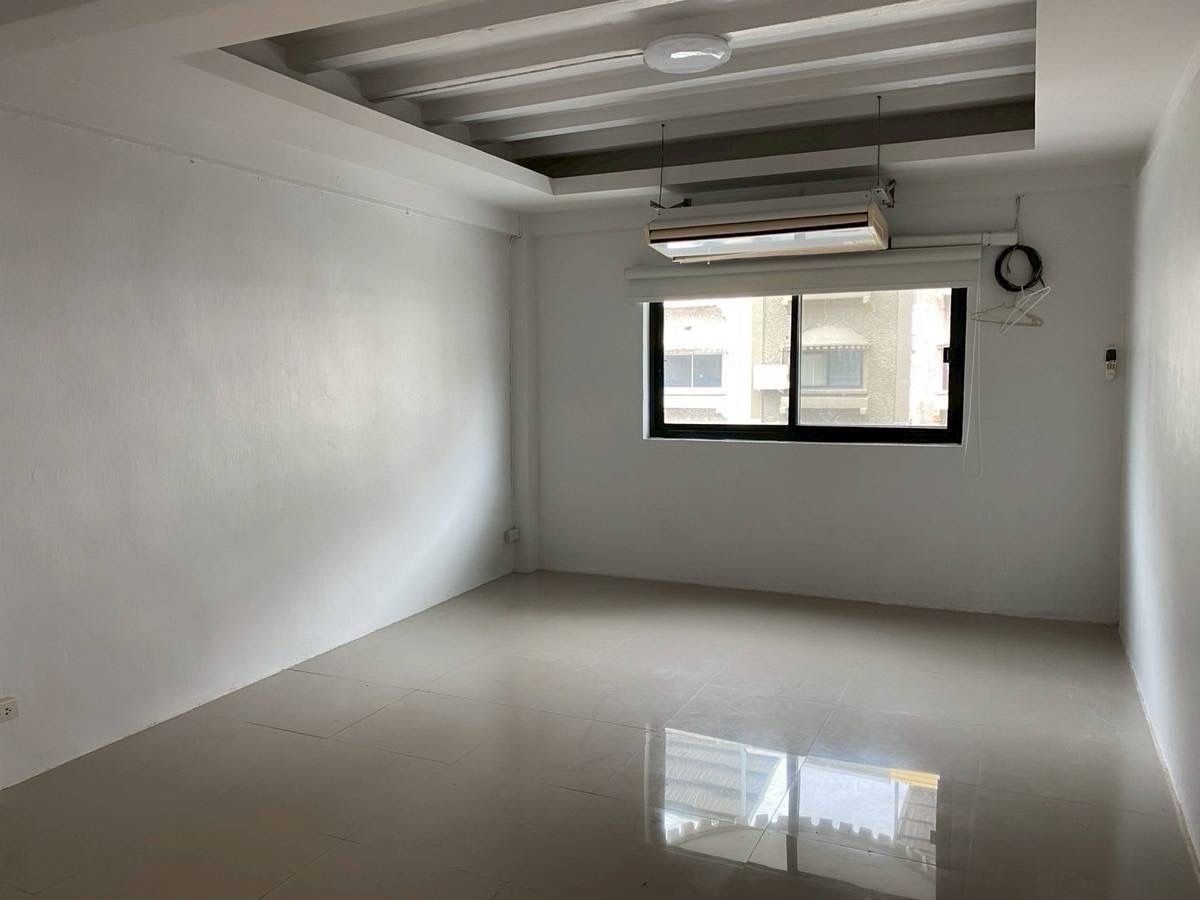 For RentShop HouseLadprao101, Happy Land, The Mall Bang Kapi : Renting a commercial building, a 4.5 -story commercial building + 2 rooftops, hit the high ceiling, parking near the BTS, the yellow line can be rented to do offices and registered the company.