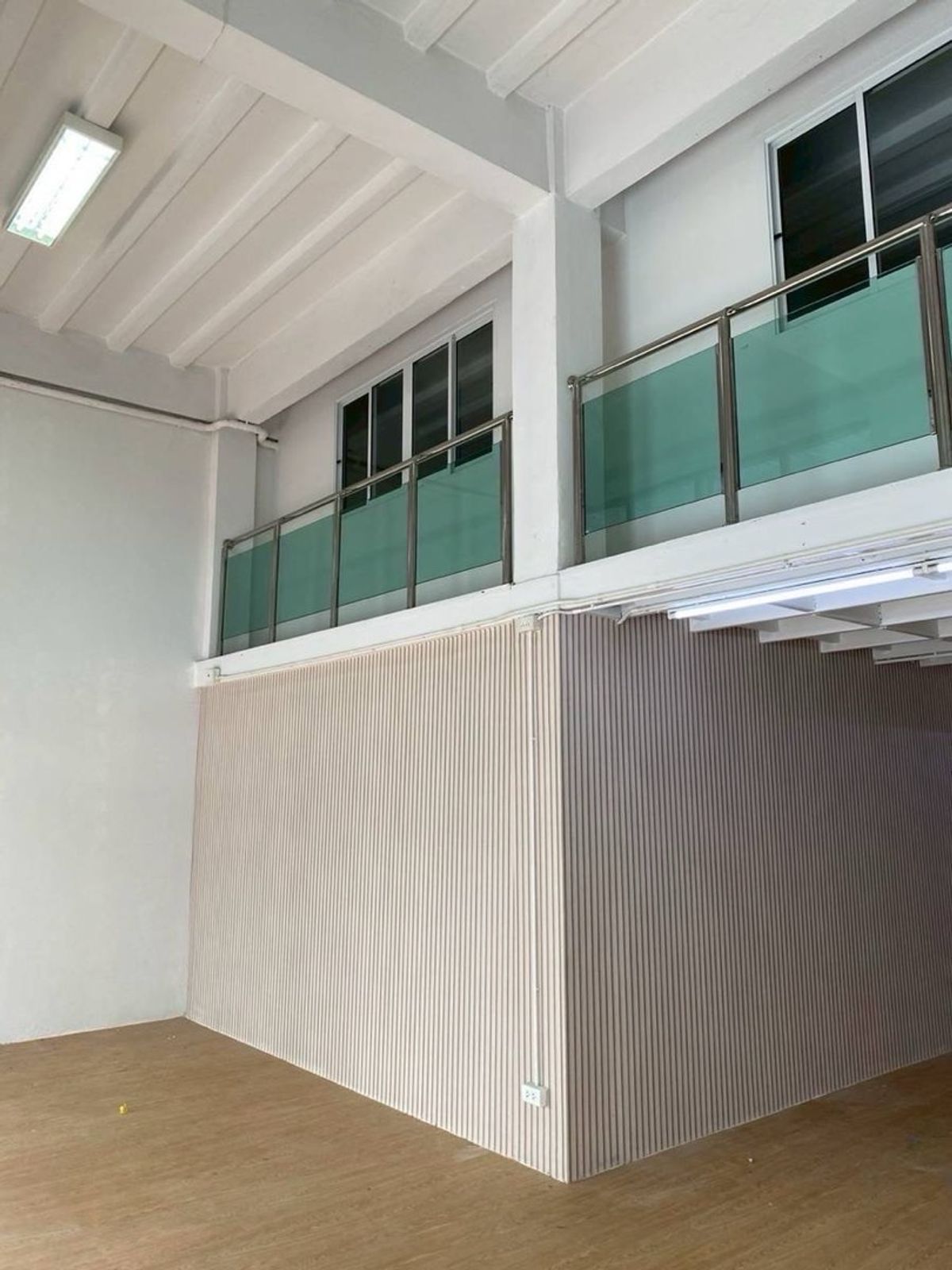 For RentShop HouseLadprao101, Happy Land, The Mall Bang Kapi : Renting a commercial building, a 4.5 -story commercial building + 2 rooftops, hit the high ceiling, parking near the BTS, the yellow line can be rented to do offices and registered the company.