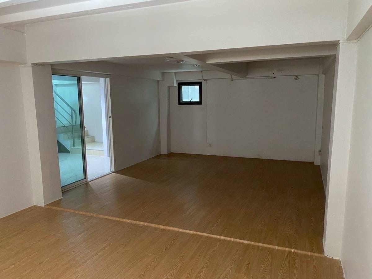 For RentShop HouseLadprao101, Happy Land, The Mall Bang Kapi : Renting a commercial building, a 4.5 -story commercial building + 2 rooftops, hit the high ceiling, parking near the BTS, the yellow line can be rented to do offices and registered the company.