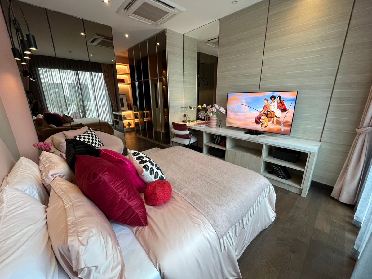 For SaleHouseLadkrabang, Suwannaphum Airport : 🏡 3 -story house for sale Type Loch Project Grand Bangkok Boulevard Yard Bangna - Super Luxury luxury house only 31 units.